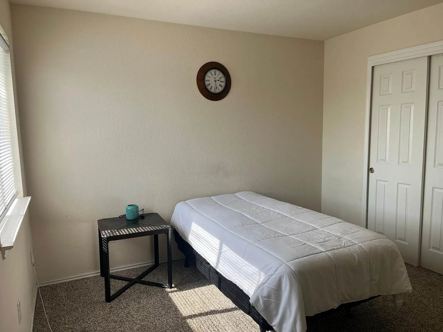 3 bed, 2.5 bath, 1990 sqft, $600 — Photo 1