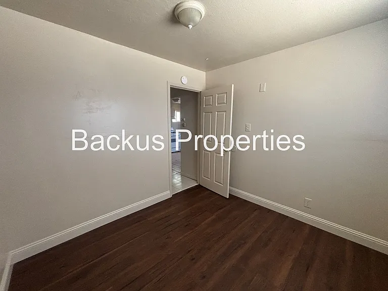 James St 516 — Photo 12