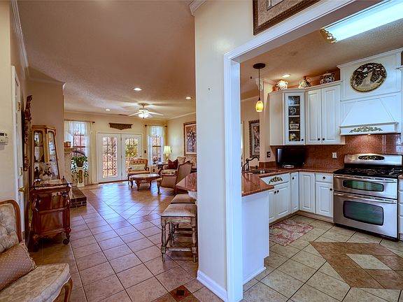 4th image of 302 Cambridge Drive