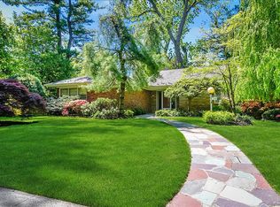 28 Merrivale Rd, Great Neck, NY 11020