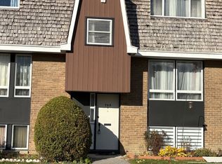 785 Ridgewood Ave #B, Ottawa, ON K1V 6M8