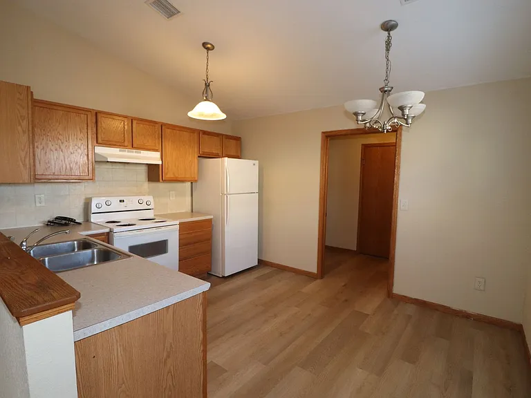 1607 Clover Dr — Photo 7