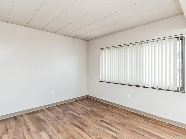 Highland Plaza Apartments — Photo 12