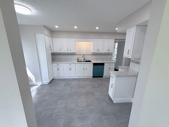 2nd image of 1607 Cloverfield Dr