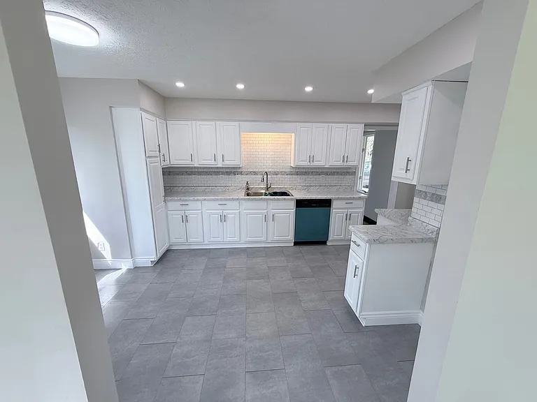 1607 Cloverfield Dr — Photo 3