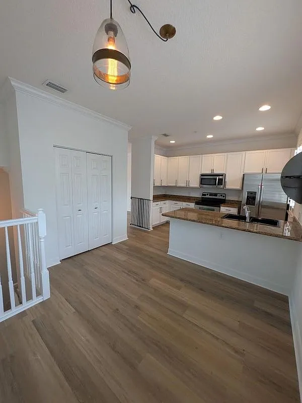 4 bed, 2.0 bath, 1369 sqft, $4,500 — Photo 1