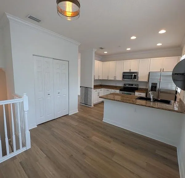 341 Oak Aly — Photo 1