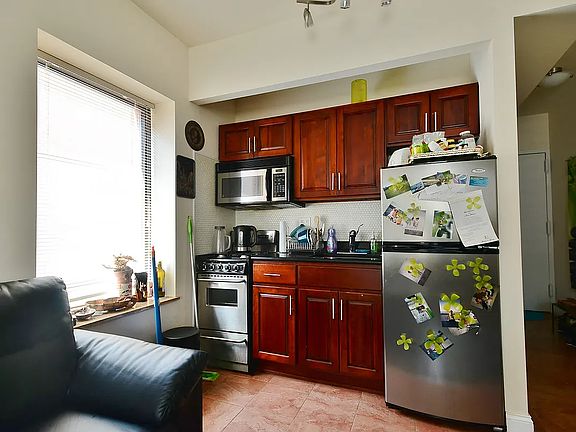 4th image of 146 Orchard St #3