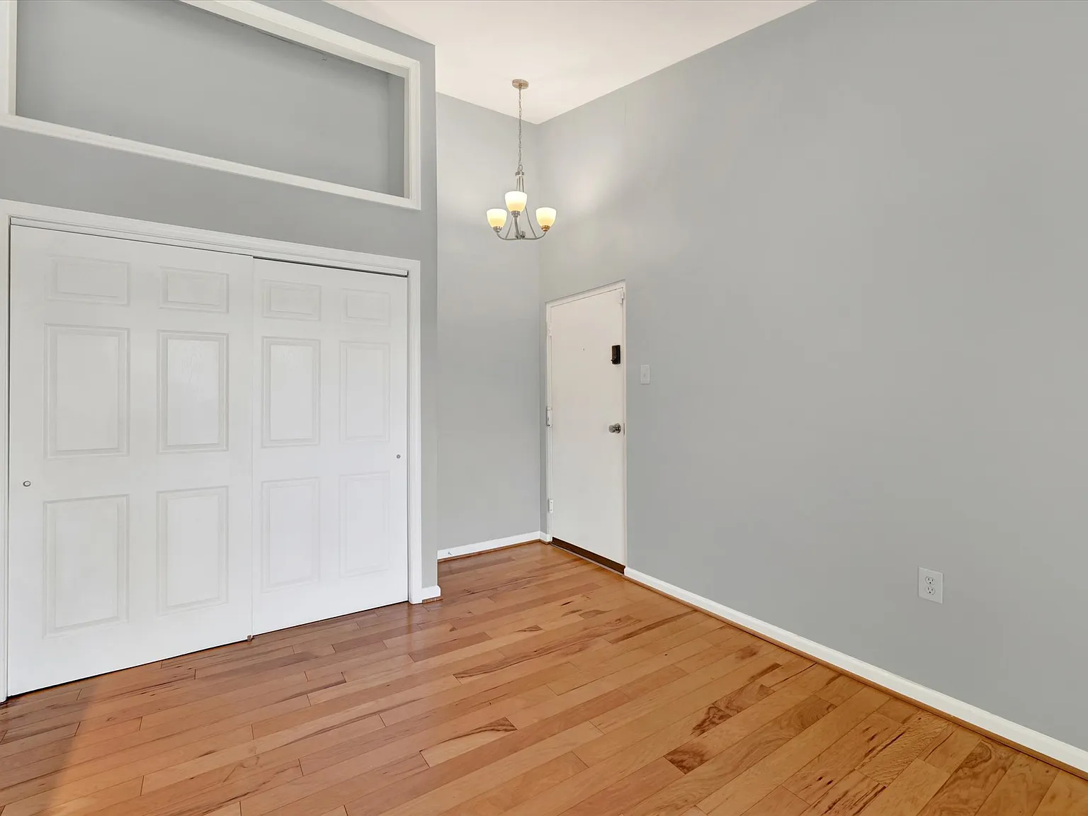 2 bed, 865 sqft, $1,799 — Photo 1