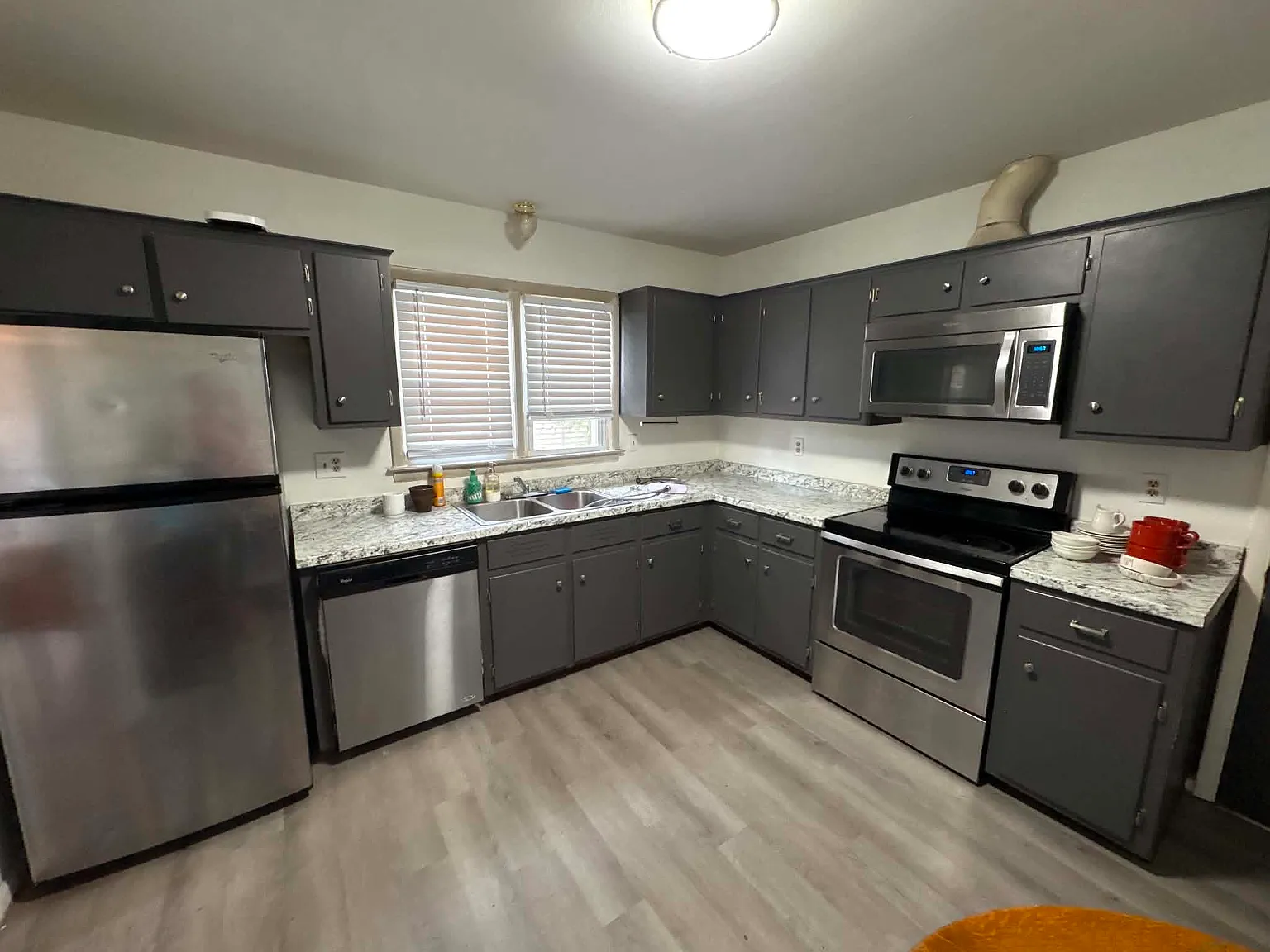 3 bed, 1000 sqft, $1,700 — Photo 3