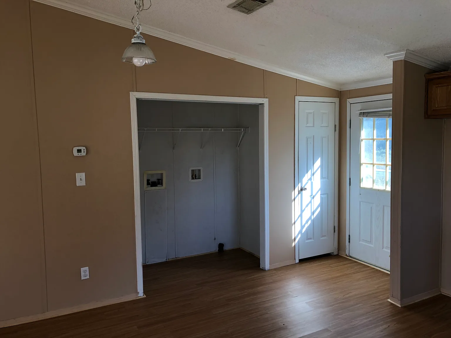 3 bed, 1050 sqft, $1,300 — Photo 2