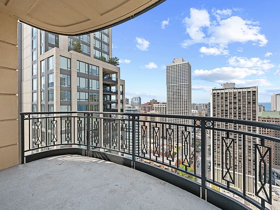 4th image of 10 E Delaware Pl #29E