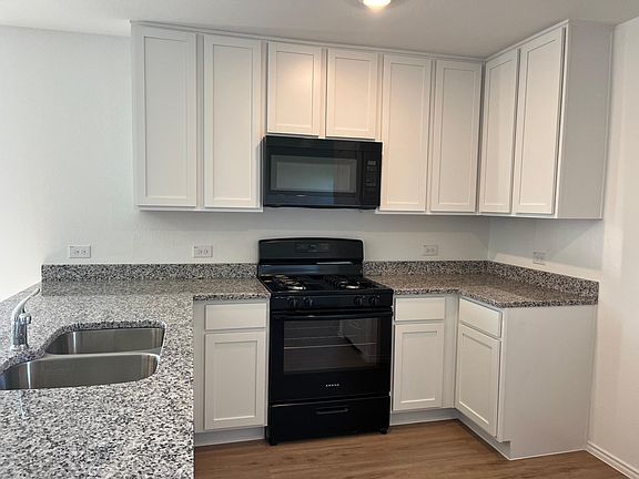 5th image of 1001 Desert Willow Dr