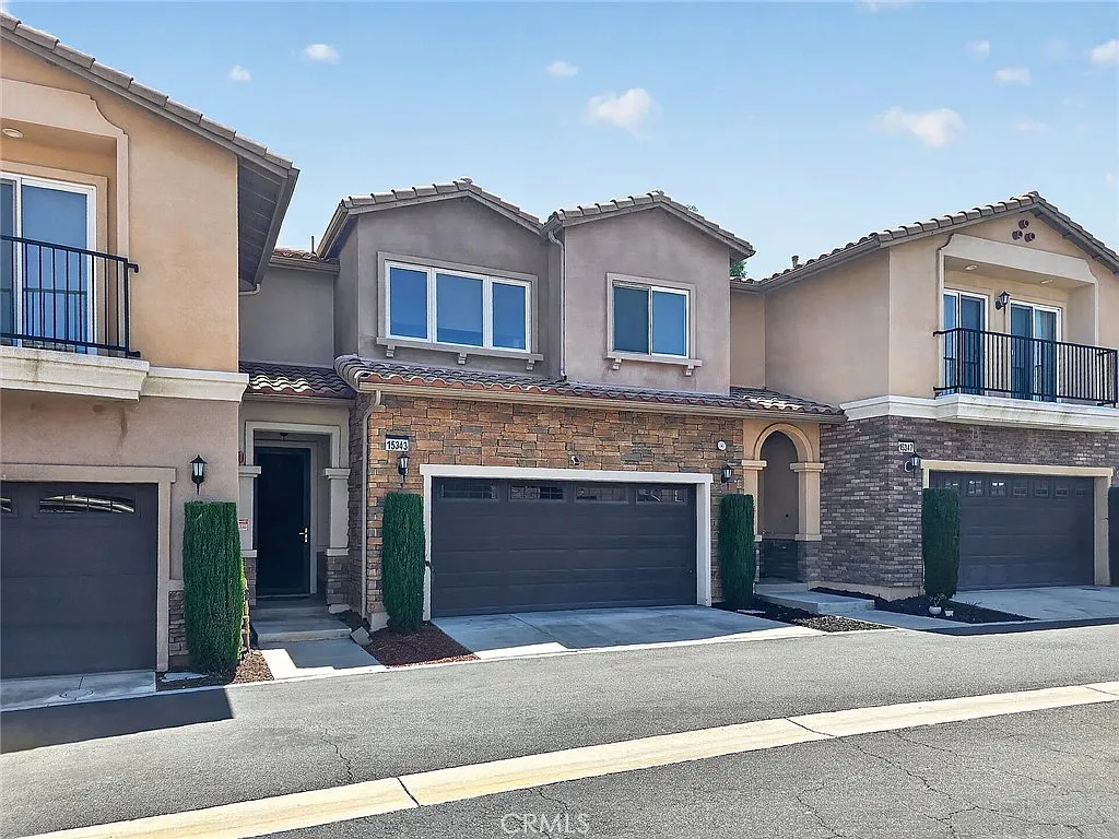 3 bed, 2.5 bath, 1590 sqft, $3,680 — Photo 2