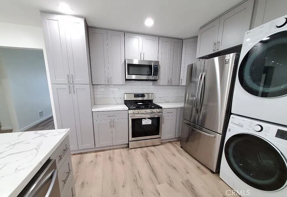 2 bed, 900 sqft, $3,160 — Photo 3