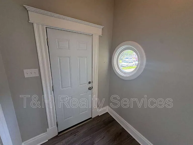 413 W Franklin St — Photo 18
