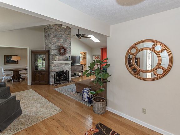4th image of 244 Yorkshire Cir