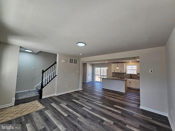 4th image of 3043 Clover Ave