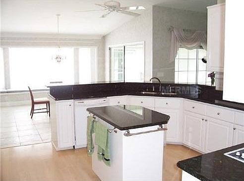 4th image of 304 Hazeltine Dr