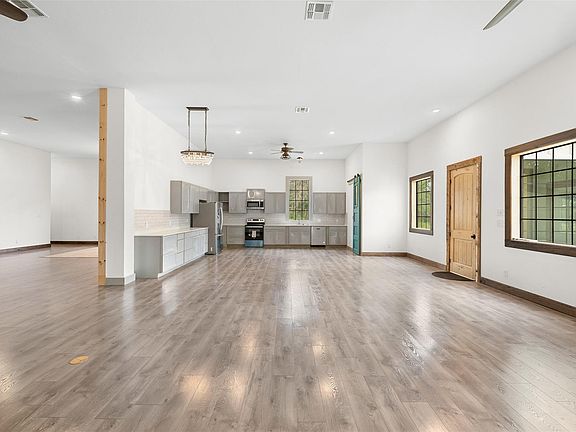 5th image of 306 Tanglewood Ln