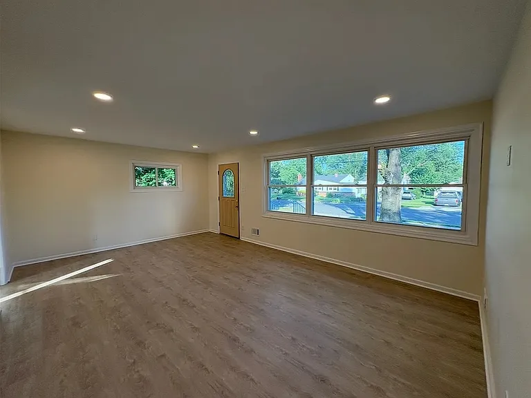 33 Yorktown Rd — Photo 2
