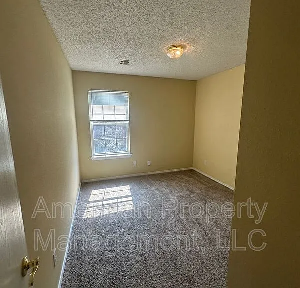 4718 NE Wisconsin St — Photo 10