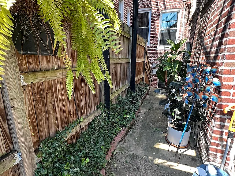 1124 Girard St NW #B — Photo 11