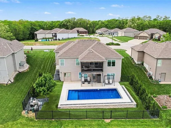 17605 Grey Hawke Rdg, Smithville, MO 64089