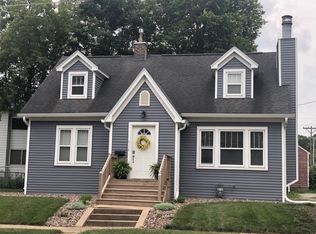 714 W 3rd St, Cedar Falls, IA 50613