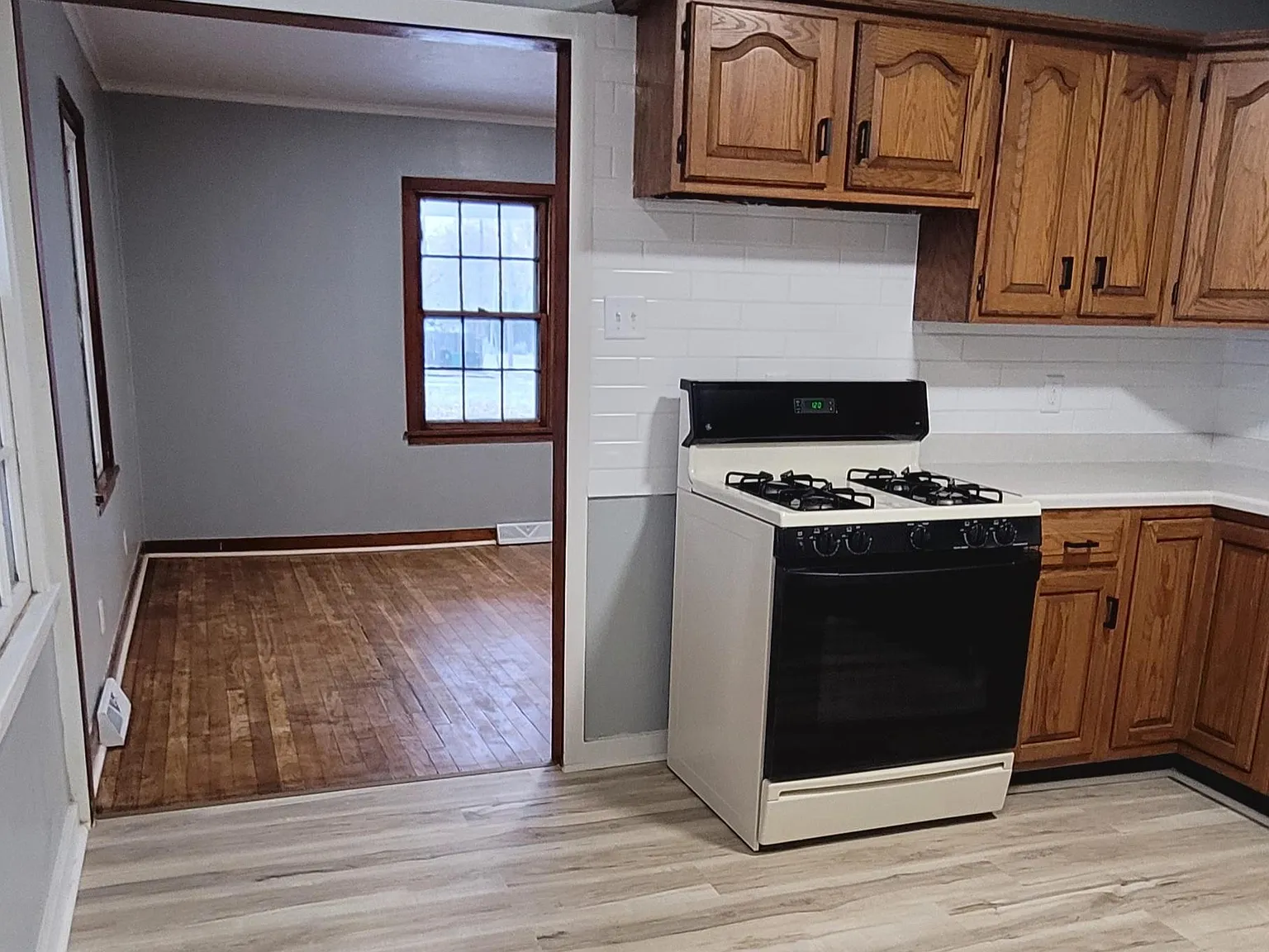 2 bed, 696 sqft, $925 — Photo 2