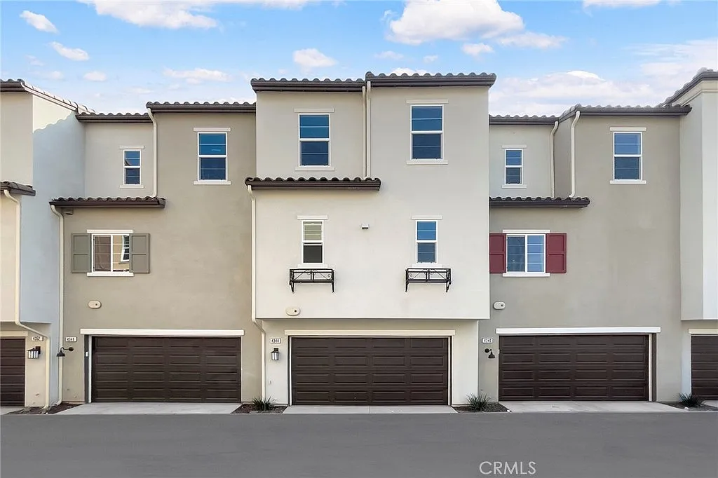 4 bed, 3.5 bath, 1911 sqft, $4,650 — Photo 1