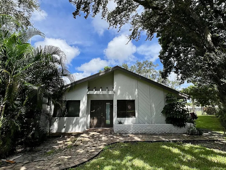 4075 Palm Forest Dr N — Photo 2