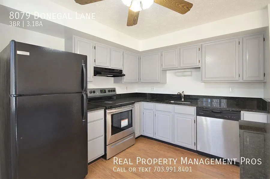 3 Level Townhouse in the heart of Springfield! — Photo 3