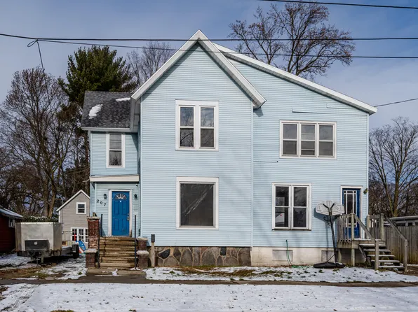207 E Wayne St, Dowagiac, MI 49047