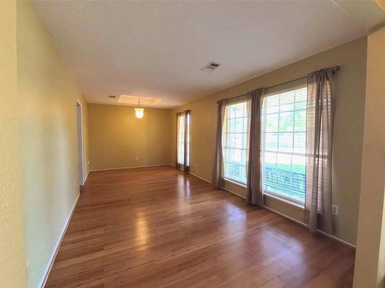 4 bed, 2.0 bath, 1841 sqft, $2,300 — Photo 3