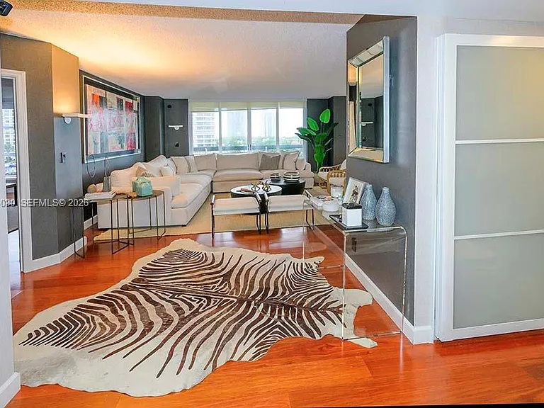 3600 Mystic Pointe Dr #718 — Photo 8