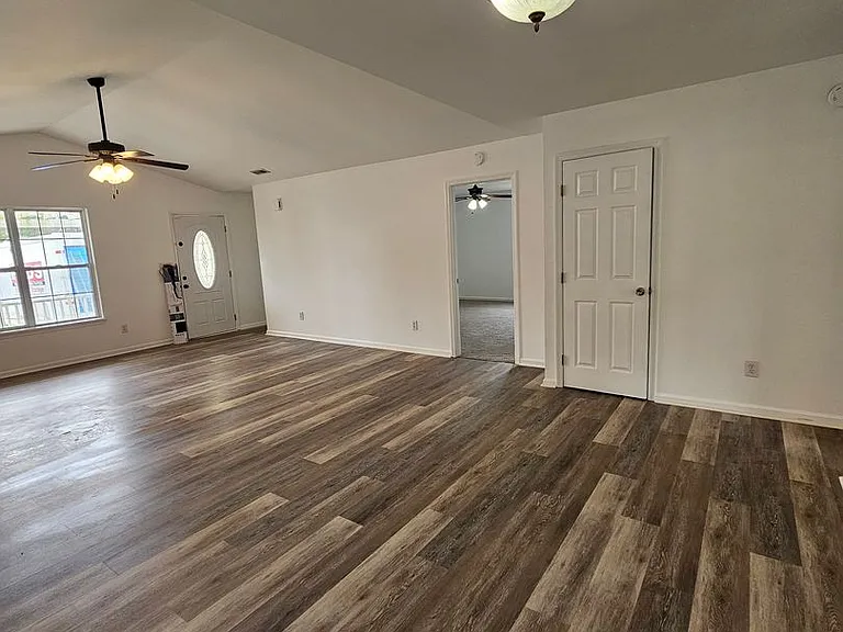 404 Chaps Ct — Photo 3