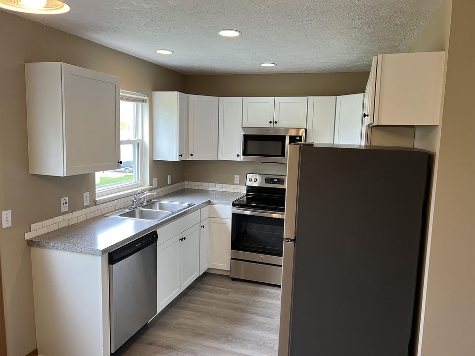 Updated kitchen, all stainless appliances including microwave and dishwasher