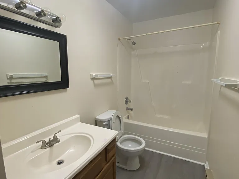 700 Thomas Ln — Photo 7