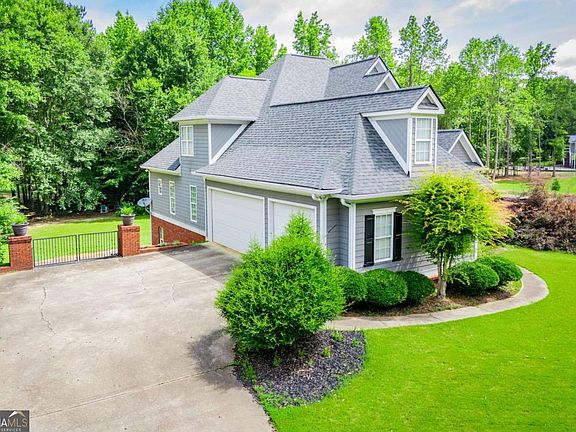 4th image of 204 Pinehurst Way