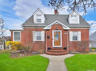 2595 Fox Blvd, Merrick, NY 11566