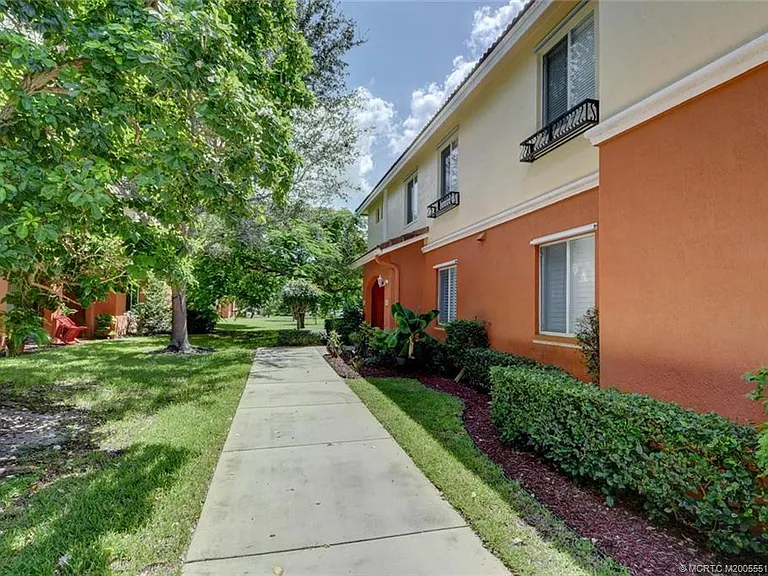 44 SE Sedona Cir #201 — Photo 3