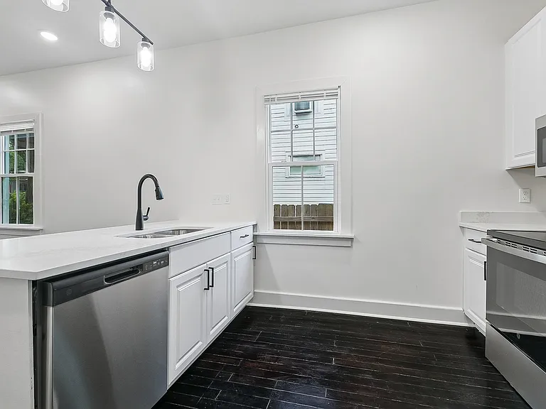 4023 Franklin Ave #4023 — Photo 6