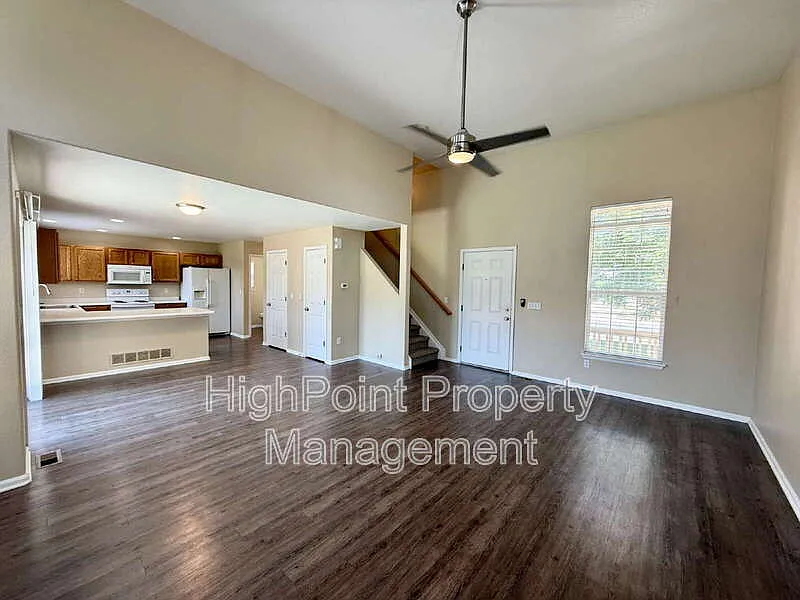 3 bed, 2.5 bath, 1373 sqft, $2,700 — Photo 4