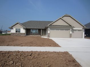 1051 Nutmeg Dr, De Pere, WI 54115