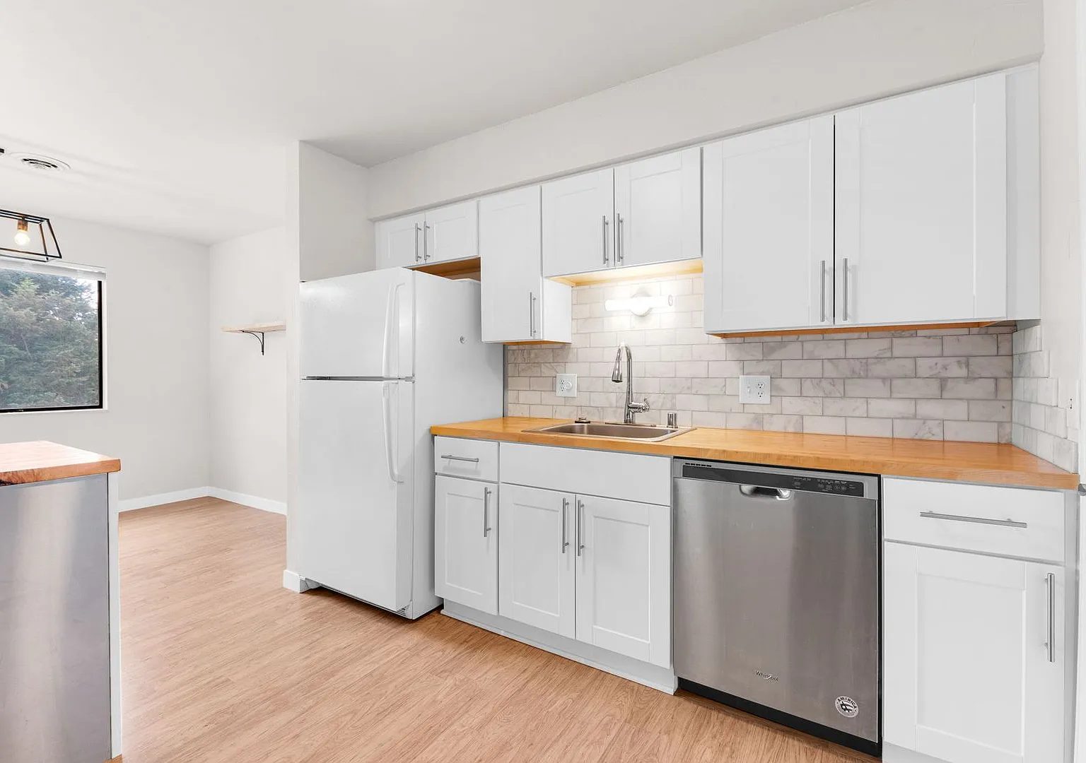 Spacious 3 Bedroom 2 Bathroom Unit — Photo 4