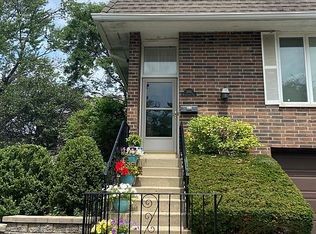 1881 Willowview Ter, Northfield, IL 60093