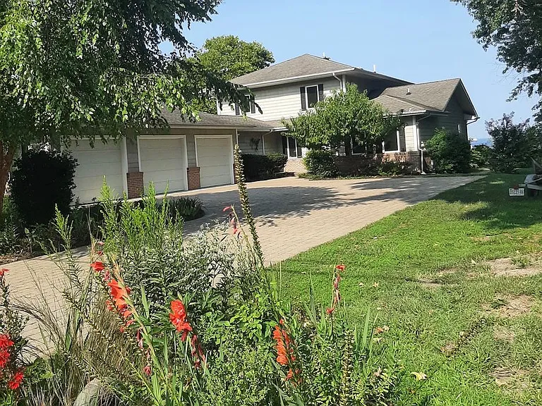 1006 Bayside Dr — Photo 1