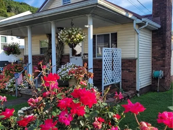 812 8th St, Nitro, WV 25143