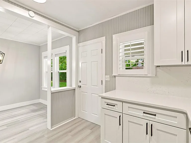2704 E Jefferson St — Photo 18